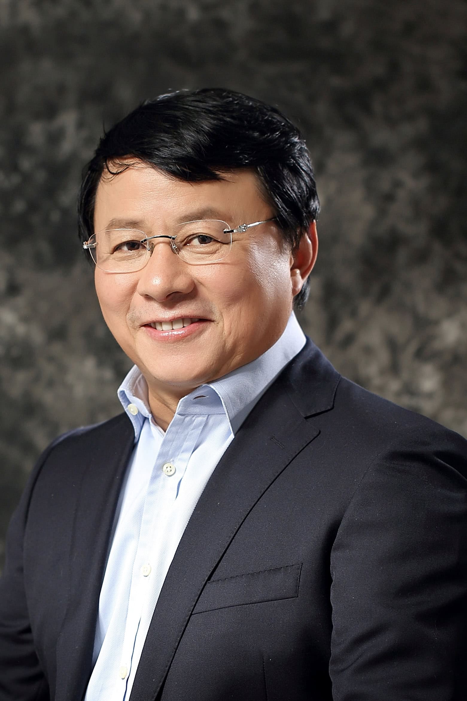 Portrait photo of Hugo Shong